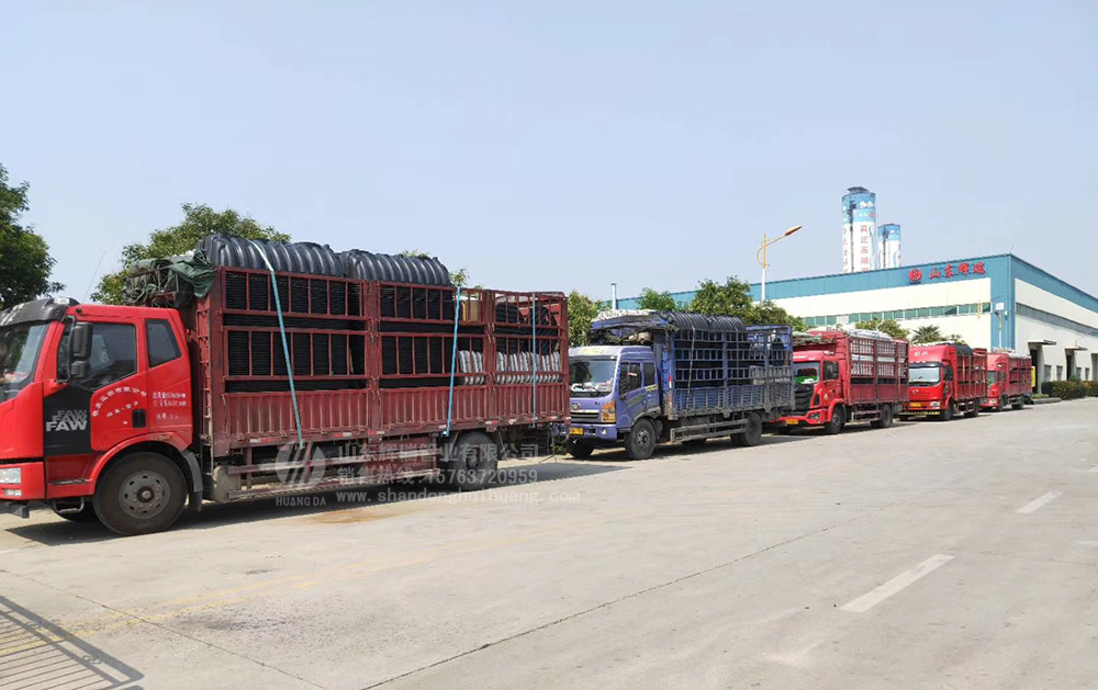 加快新農(nóng)村旱廁改造，六車三格化糞池集中發(fā)貨