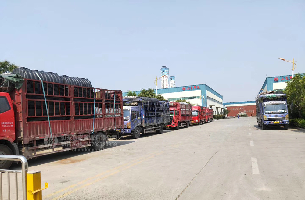 加快新農(nóng)村旱廁改造，六車三格化糞池集中發(fā)貨